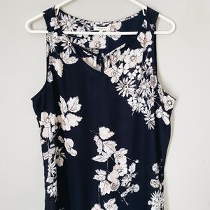 Women’s Maurice’s casual tank top. V neck. Navy Floral. Size large.